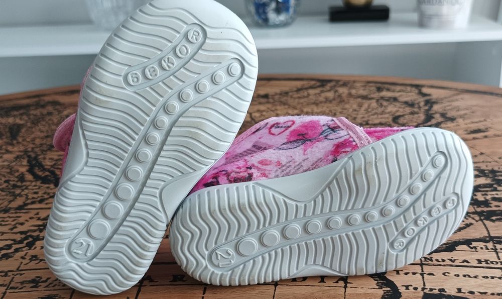 Детски обувки различни размери.