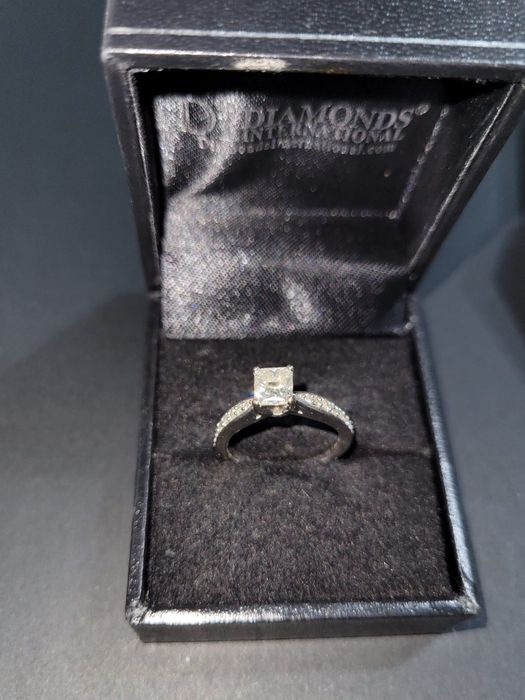 Vand inel de logodna cu diamante!