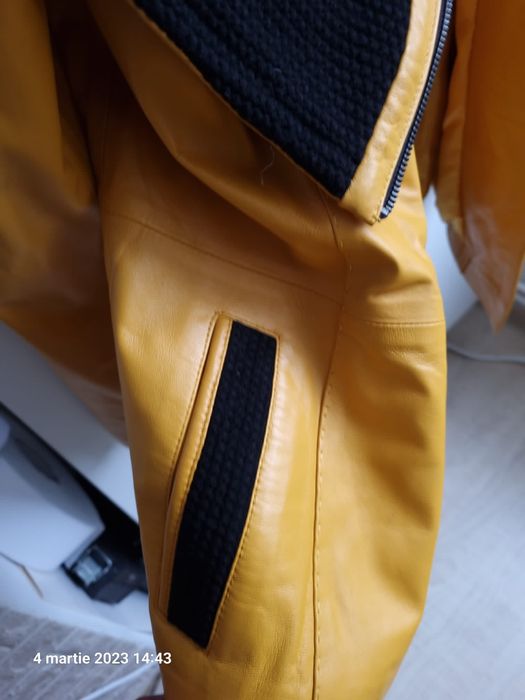 Geaca de piele cu gluga