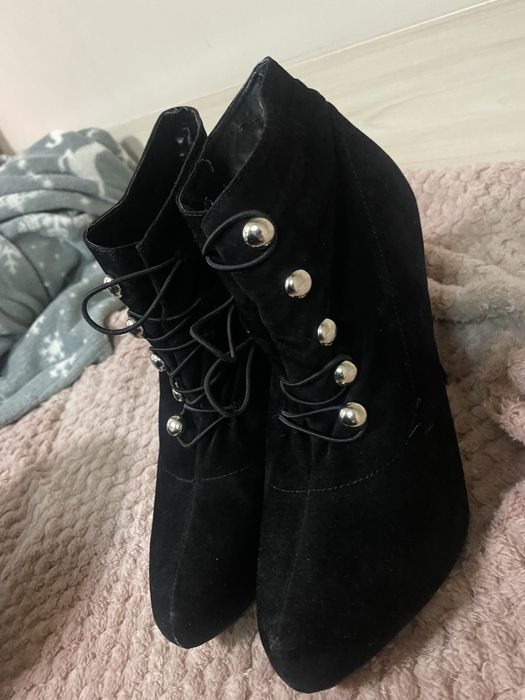 Дамски затворени обувки с ток