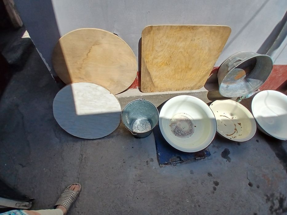 Тазы разные ,ведро алюминь, крышки бачковые , доски для теста.