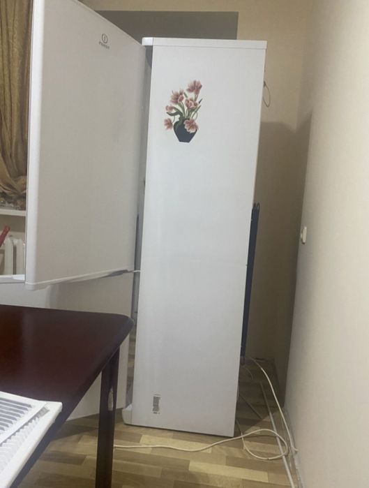 Продам холодильник Indesit
