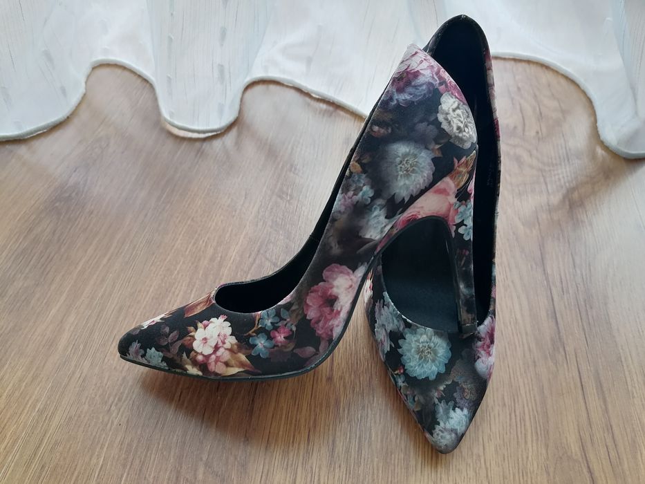 Pantofi cu toc, Reserved