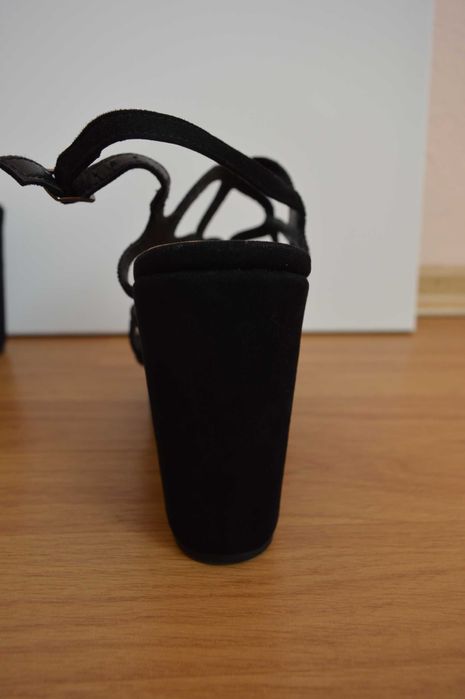 Нови елегантни черни сандали