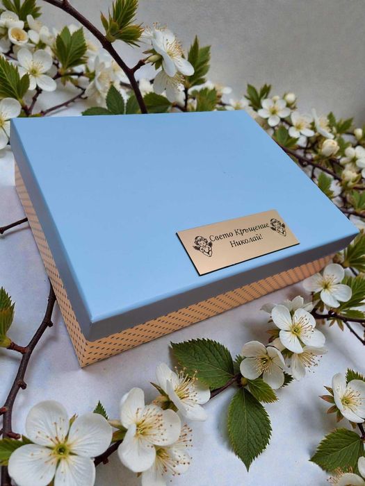 Гравиран албум за снимки в подаръчна кутия + ПОДАРЪК плюшена дрънкалка