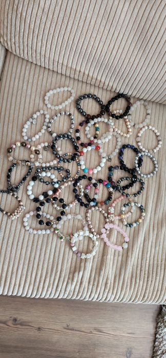 Гривни от полускъпоценни камъни