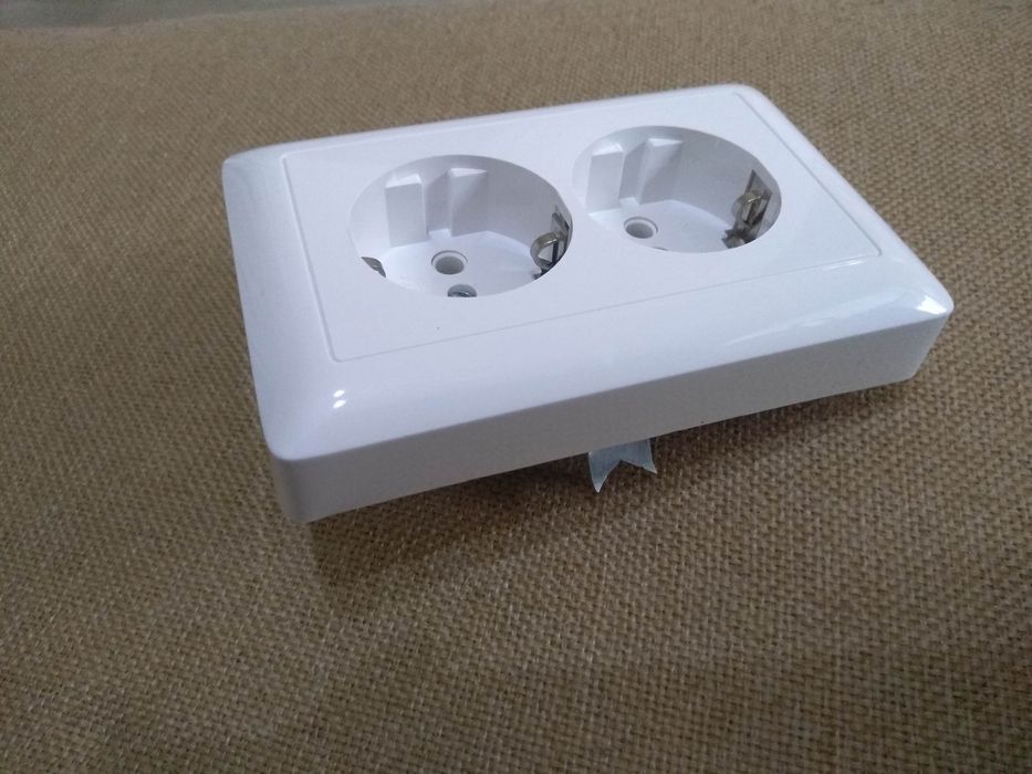 Розетка с заземлением, Белая