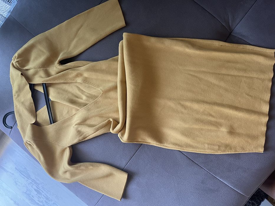 Жълта еластична рокля