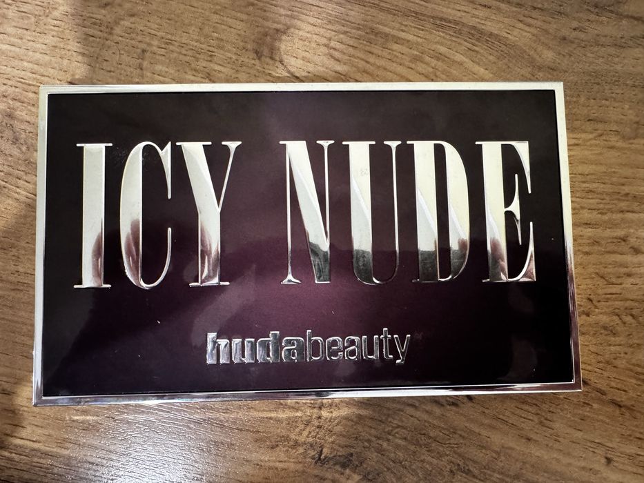 Палетка теней HUDA BEAUTY icy nude