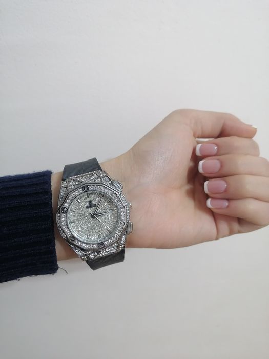 Ayollar uchun Kumush soat