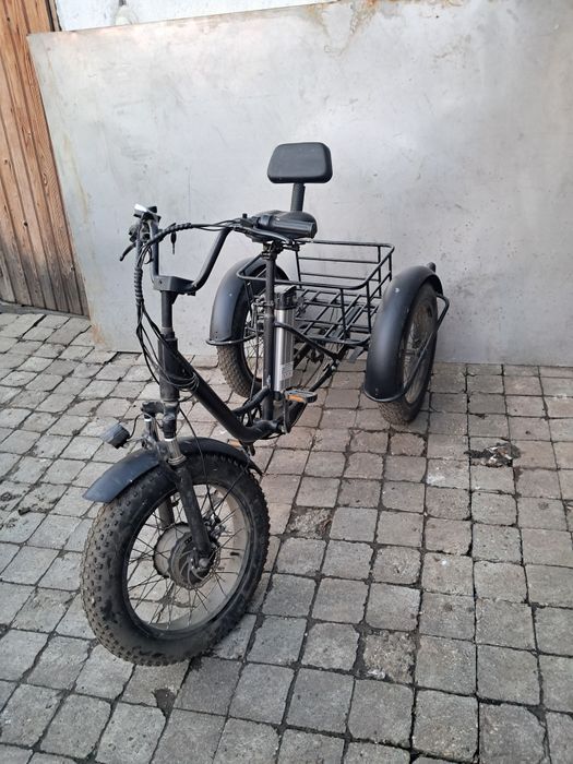 Vând bicicletă tricicletă pe acumulatori baterii