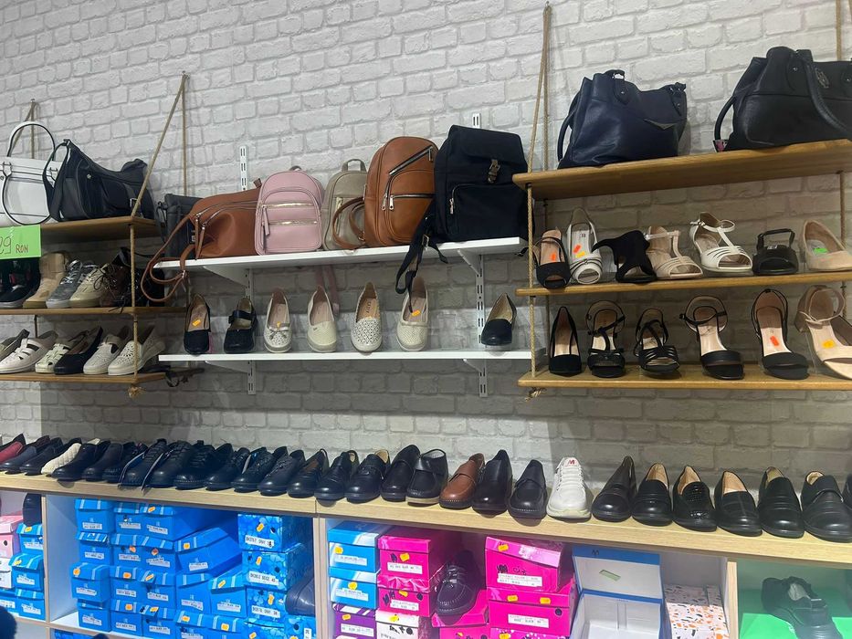 mobilier pentru magazin in stare foarte buna [birou , polite, mobilier