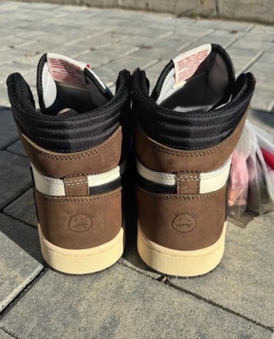 Jordan 1 travis scott