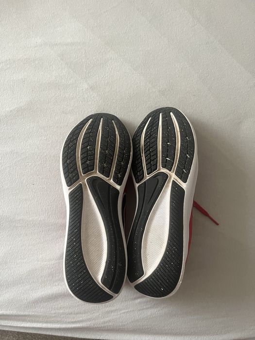 Маратонки Nike  38,5