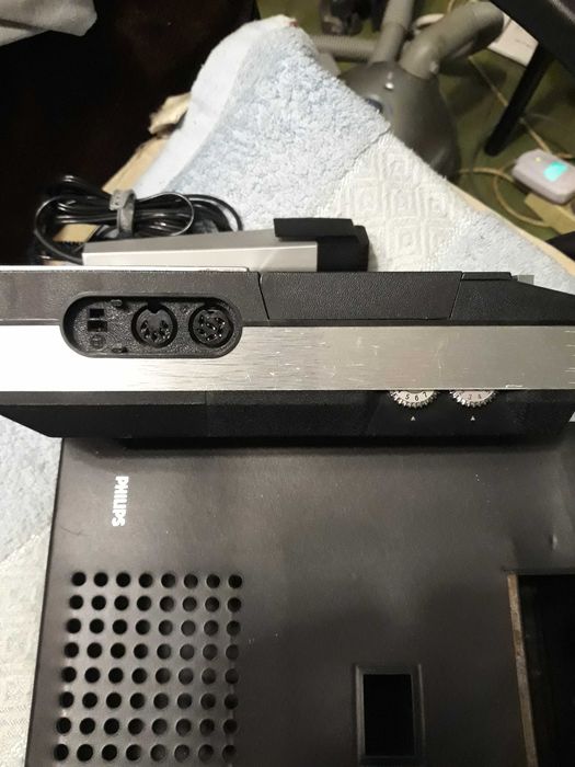 casetofon PHILIPS primul model portabil