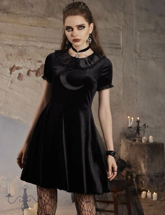 Vând rochițe de catifea in stil gotic