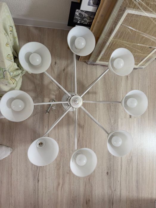 Продам люстру белую 8 лампочек