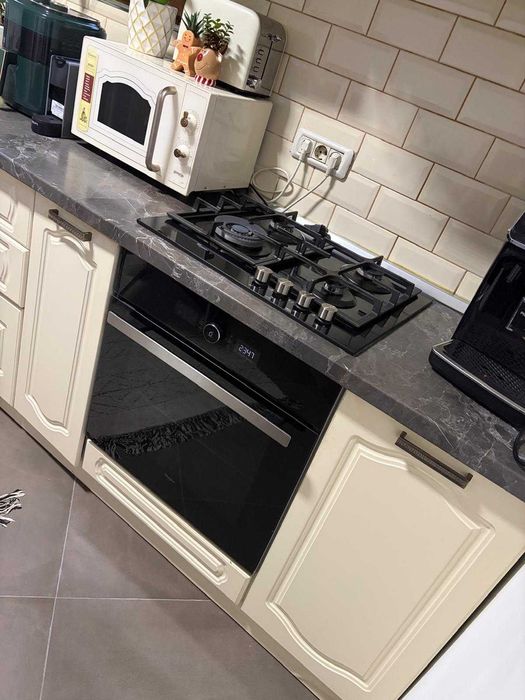 Vand mobila bucatarie,chiuveta si hota incluse in pret