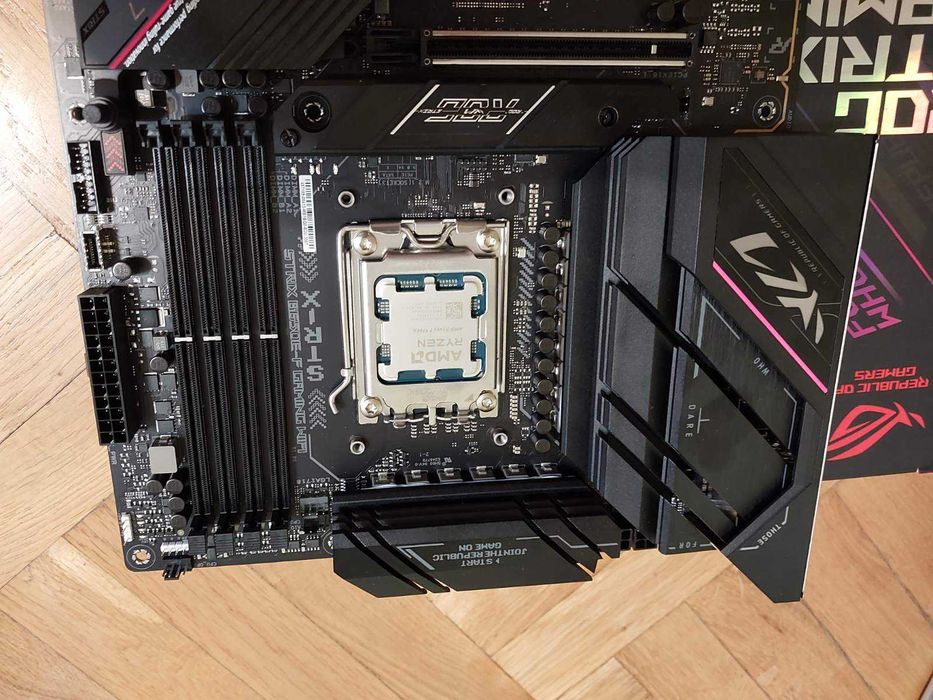 AMD Ryzen 7 9700X + Asus Rog Strix B650E-F Gaming Wi-Fi