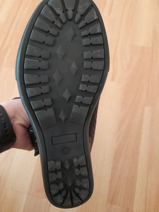 Боти със скрита платформа.