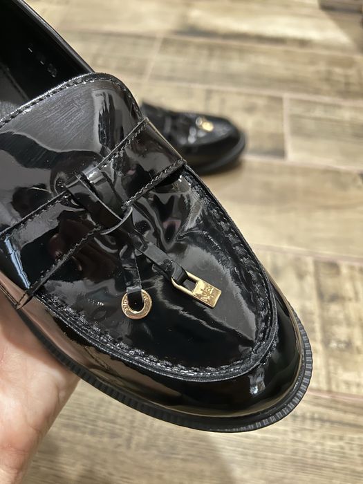 Лачени лоуфъри със златисти елементи