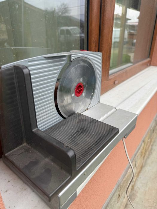 колбасорезачка НЕ ПРОФЕСИОНАЛНА...