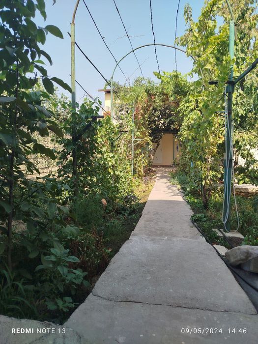 Uy 2 qavatli sotiladi