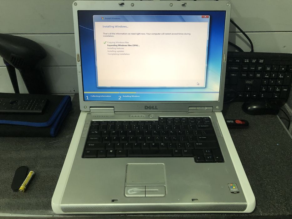 Laptop, Calculator & Consola