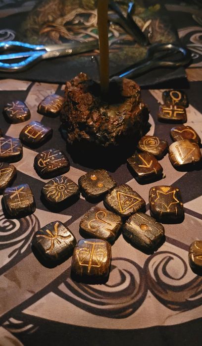 Ведьмины руны изготовленые из  кости