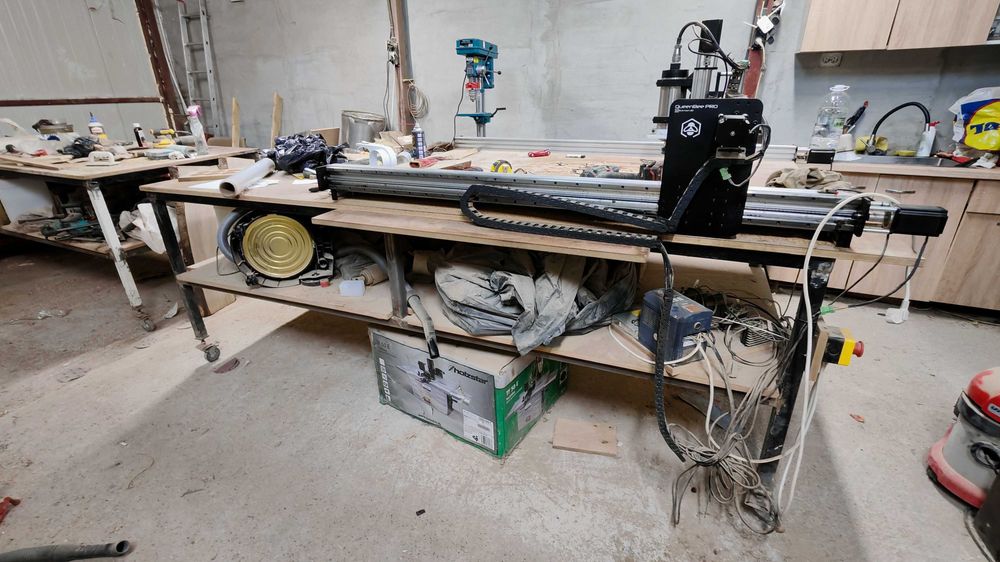 2 mese metalice de lucru foarte mari  , avand roti cu reglaj inaltime