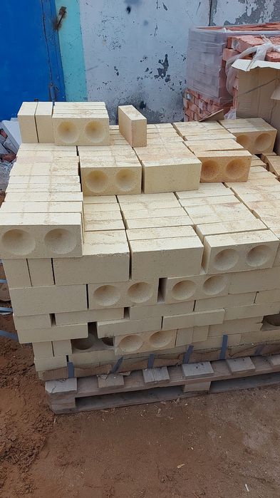 Песок мелкий, крупный, отсев, щебень.