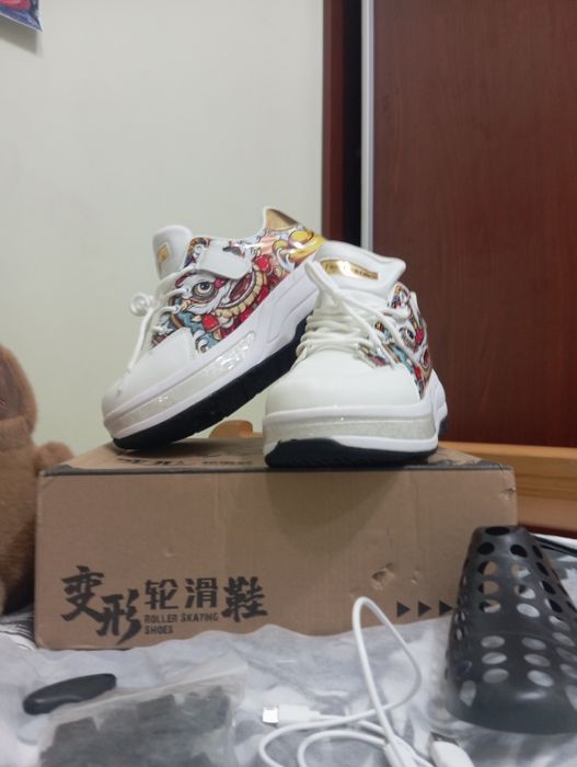 Продаю обувь хорошую светится и ещё на роликах