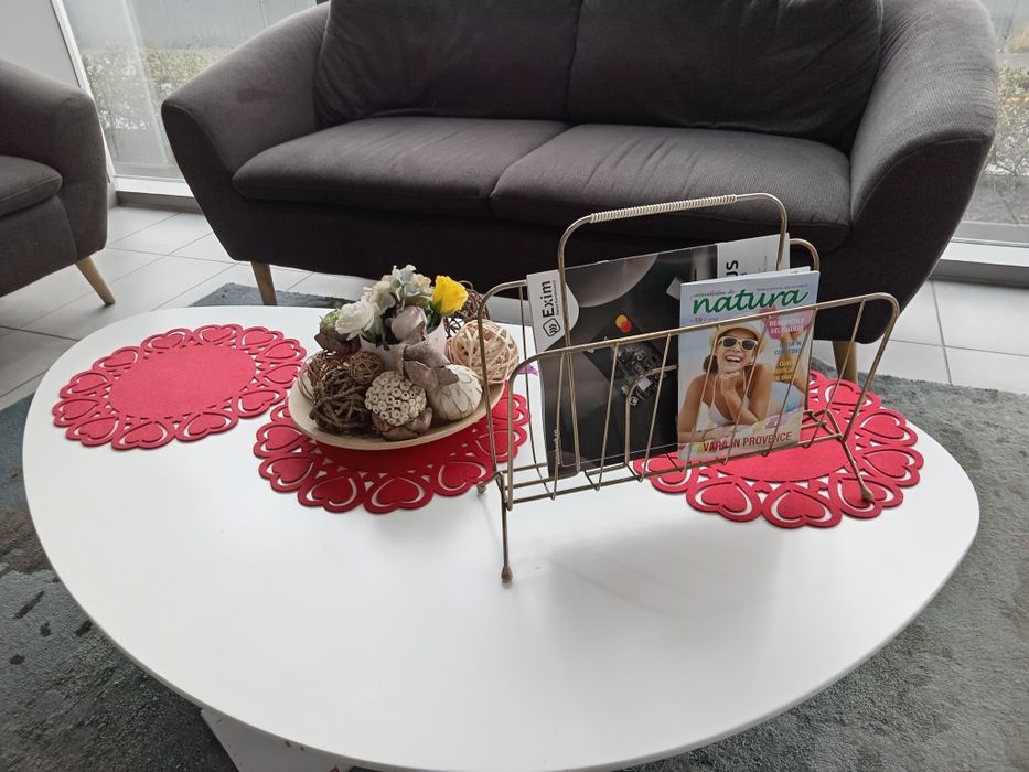 Suport pentru reviste, carti, discuri vinil, cărți, ziare, etc..