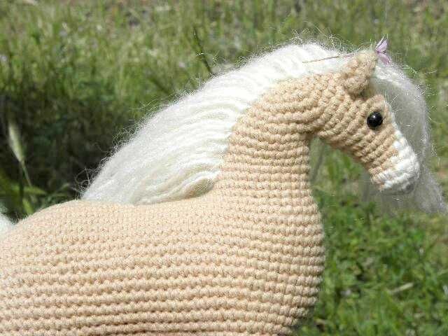 Красив кон - плюшена играчка плетена на една кука