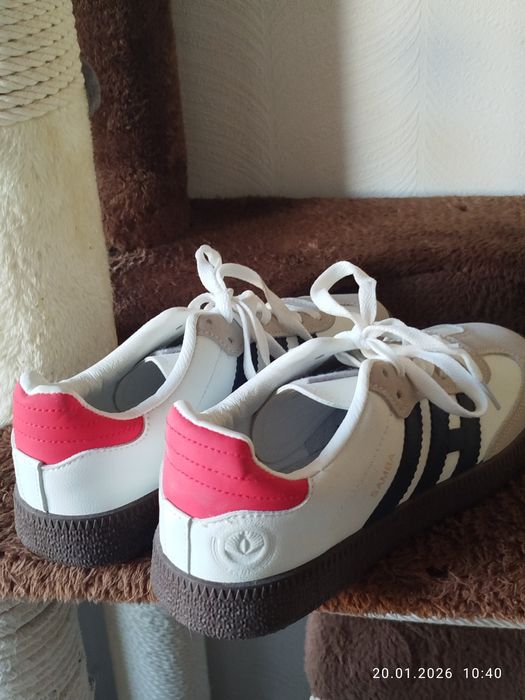 Женские кроссовки