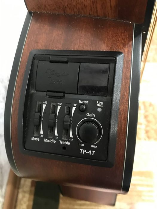 Электро-акустическая гитара Takamine