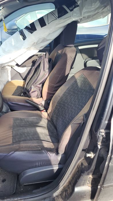 Particular, vând auto Logan 2011.