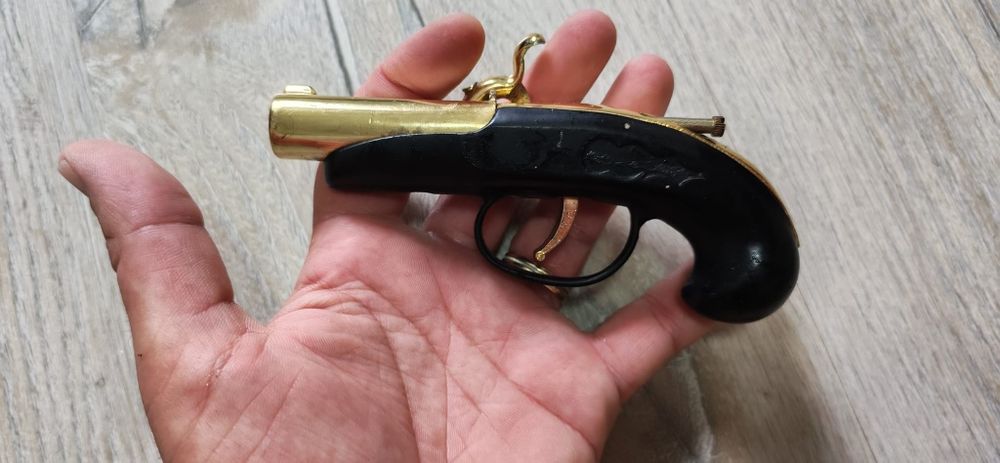 bricheta sub forma de pistol