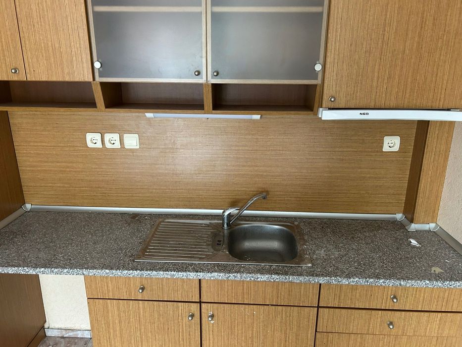 Модулна кухня с аспиратор и хладилник