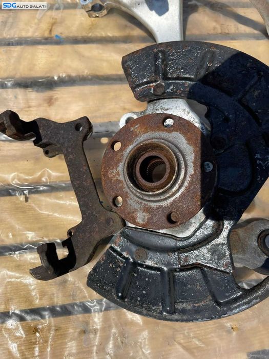 Fuzeta cu Butuc Rulment Dreapta Fata Audi A8 D3 2002 - 2010 Cod 4E0258M