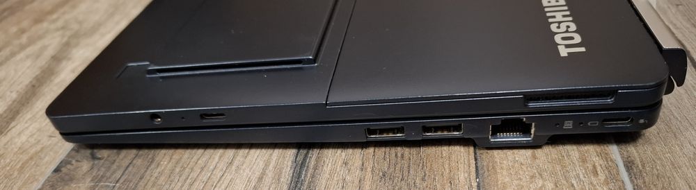 13.3 Лаптоп-Таблет Toshiba Touchscreen