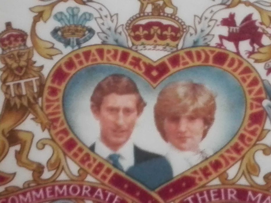 Малка чинийка с Чарлз и Даяна. и порцеланов сервиз за кафе.