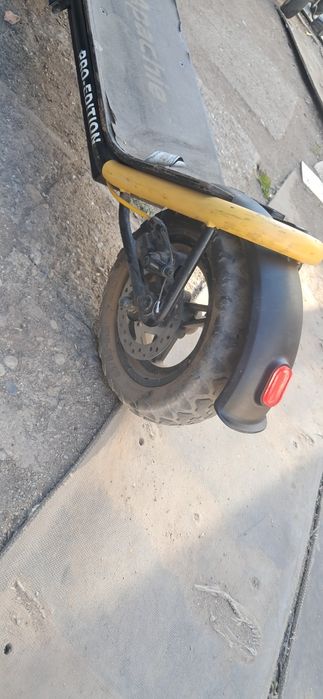 Trotineta apachie nu are nici un defect prinde 25km/h  doar are cricul rupt ,are si  semnalizare  va dau si încărcătorul