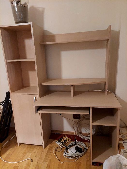 Birou cu multe spatii de depozitare