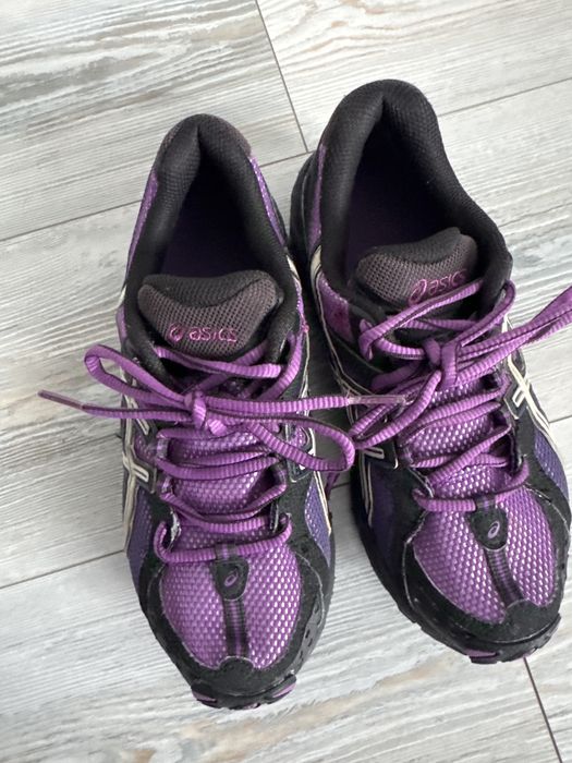 Маратонки Asics-неразличими от нови!