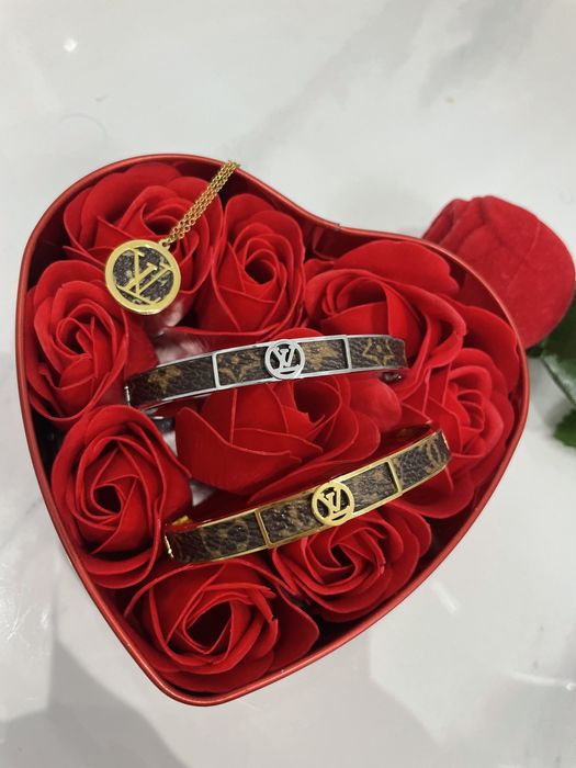 Гривни Cartier, Louis Vuitton, Gucci, Versace