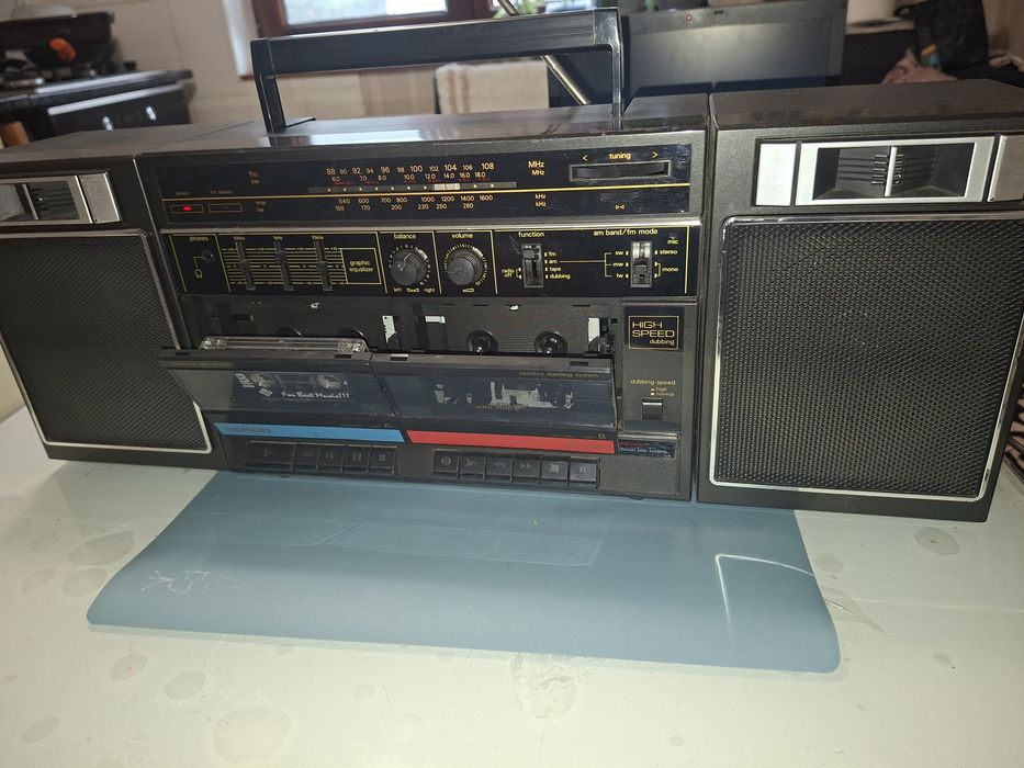 Siemens RM 880, sistem audio cu dublu deck, egalizator, radio 4 benzi ( Antena Satelor  ), boxe detașabile