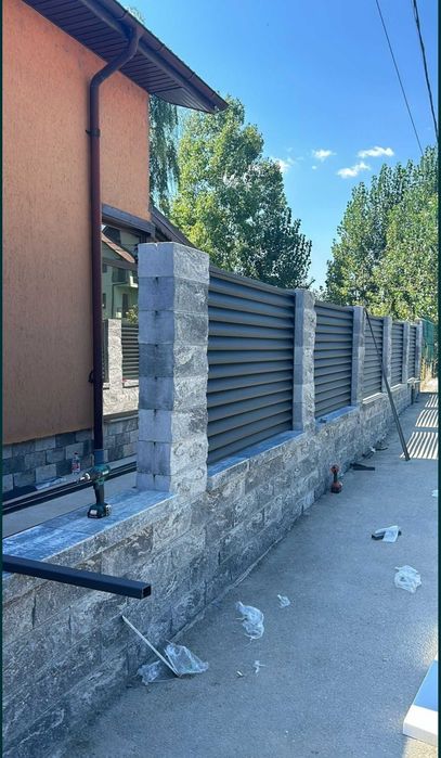 Executam garduri din tip Zaluzea ori ce tip de model șipcă metalica tabla cutata plasa Bordurata BCA
