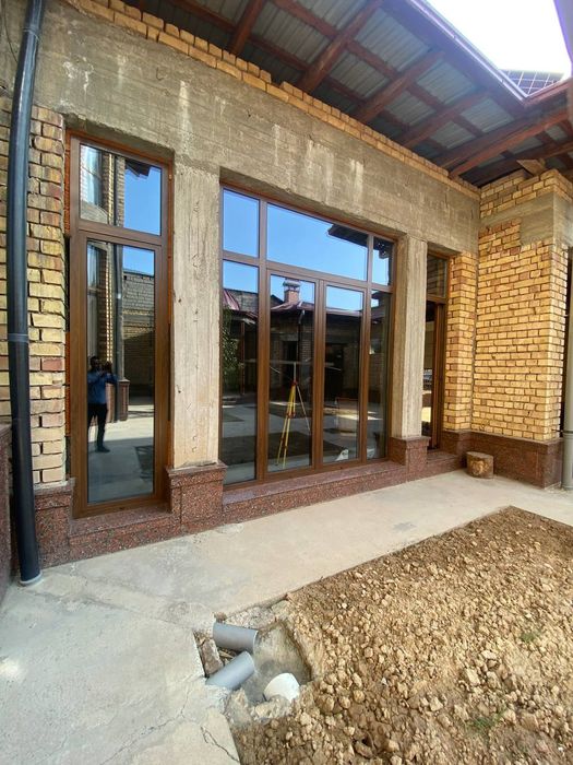 Akfa eshik va romlar va vitraj maskitni setka bor