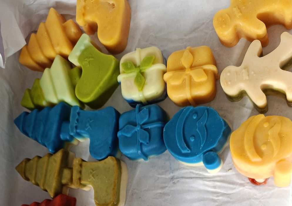 Multe decorațiuni de Sărbători din săpun natural